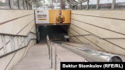 Обычно многолюдный подземный переход в Бишкеке во время действия режима ЧП. Апрель 2020 года. 