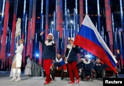 Російський прапороносець Валерій Редкозубов (праворуч) очолює контингент своєї країни під час церемонії відкриття зимових Паралімпійських ігор 2014 року в Сочі, 7 березня 2014 року
