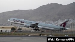 آرشیف٬ طیاره قطر در میدان هوایی کابل
