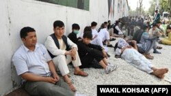 Люди сидят возле Посольства Франции в Кабуле. 18 августа 2021 года. Иллюстративное фото.