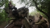 Житель Константиновки возле разрушенного российским авиаударом дома, в котором под завалами ищут его мать. 8 мая 2025 года