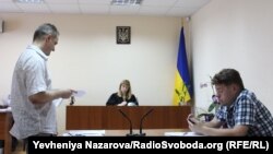 Адвокат депутата Кривохатька Сергій Сенько (л), захисник Бриля – начальник юридичного відділу ОДА Олександр Міняйло, суддя Наталія Стрельнікова на засіданні окружного адміністративного суду в Запоріжжі, 26 червня 2017 року