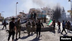 სირიის უშიშროების სამსახურის და არმიის ძალები სუვაიდის შესასვლელში. 17 ივლისი. 2025 წელი