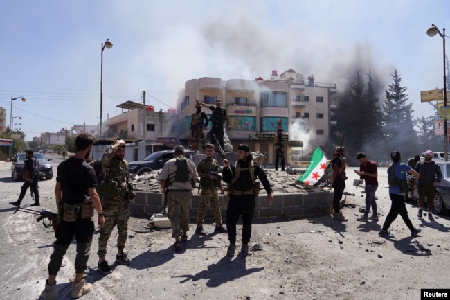 Бойцы сирийской правительственной армии в преимущественно друзском городе Эс-Сувайда. 15 июля 2025 года