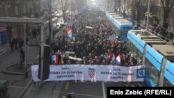 Kolona prosvjednika kreće prema Vijeću za elektronske medije