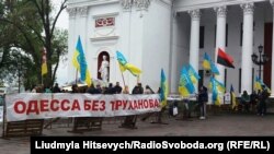 Protesters have rebuilt their tent camp outside the Odesa city hall and resumed their peaceful picket against Mayor Hennadiy Trukhanov.