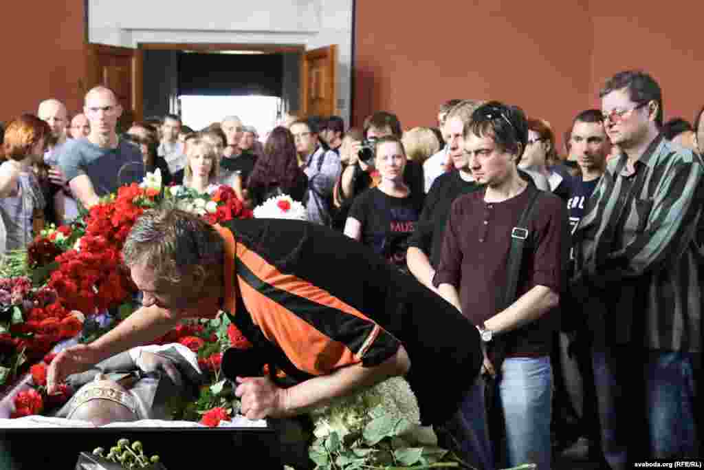 З Алякcандрам Кулінковічам разьвітваецца Юры Навумаў, другі вакаліст Neuro Dubel