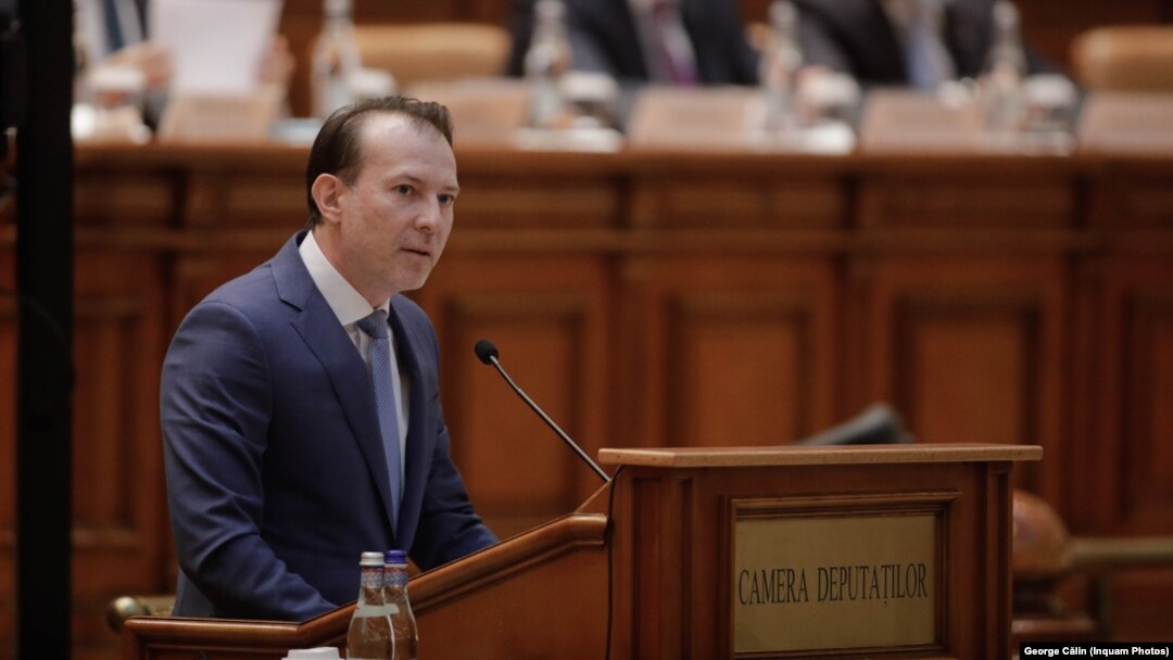 Premierul Cîțu și-a concentrat discursul din Parlament pentru a transmite mesaje pentru colegii din PNL. Imagine din 2021. 