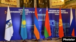 Флаги стран, входящих в Евразийский экономический союз, в котором ведущую роль играет Россия