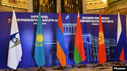 Іш киімдегі егде жастағы әйелдердің суреттері