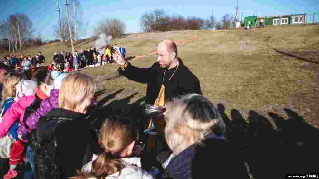 Belarus - Holy Saturday in Minsk churches, Consecration of Easter meals, 11Apr2015