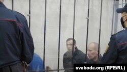 Сяргей Юшкевіч (зьлева) і Генадзь Салаўёў падчас абвяшчэньня прысуду 3 сьнежня