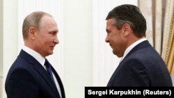 Зіґмар Ґабріель (п) і президент Росії Володимир Путін (л) під час зустрічі в Москві, 29 червня 2017 року