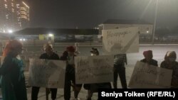 Торговцы перед рынком «Шапагат» протестуют против требования акимата освободить торговые места в целях «благоустройства». 24 мая 2021 года.