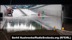 19 липня у Києві через зливу були підтоплені дві станції метро, також затопило деякі тунелі та підземні переходи