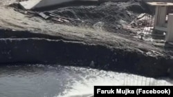 Punishtja për ndërtimin e një ure të re pranë urës kryesore mbi Ibër në Mitrovicë, përmbytet nga uji, 1 nëntor.
