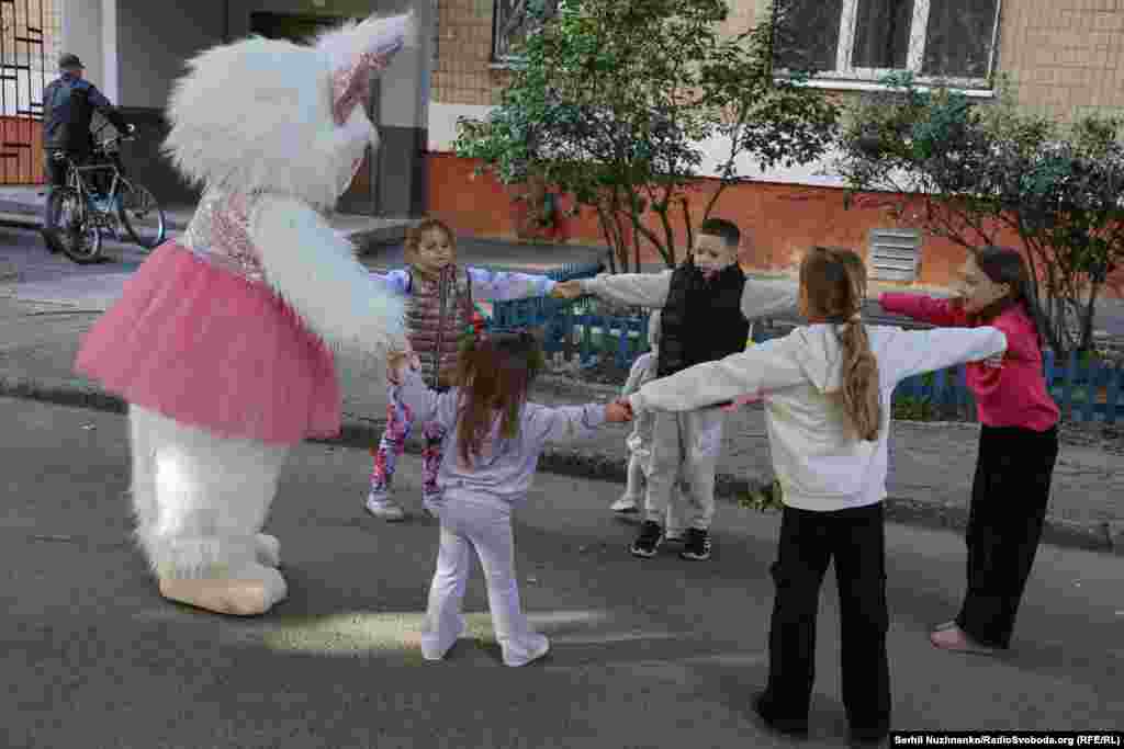 Святкування дитячого дня народження в одному з дворів Краматорська. На підконтрольній Україні частині Донецької області проживають 12,7 тисячі дітей, із них близько 450 залишаються у зоні примусової евакуації, – повідомила начальниця служби у справах дітей Юлія Рижакова
