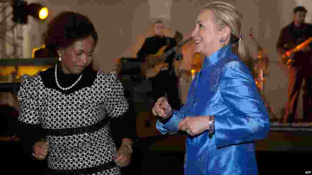 Južna Afrika - Južnoafrička ministrica spoljnih poslova, Maite Nkoana-Mashabane i američka državna tajnica Hillary Clinton plesale su u ritmu afričke muzike, Pretoria, 7. august 2012. Foto: AFP / Jacquelyn Martin   