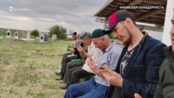 «Bir daa olmasın dep dua etem». Qırımtatar halqı genotsidiniñ qurbanları hatırasına dua (video)