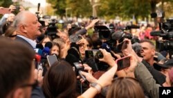 Игорь Додон на акции перед зданием парламента в Кишинёве, 29 сентября 2025 года