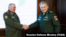 Мераб Кишмария (слева) и министр обороны России Сергей Шойгу. Архивное фото