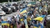  Учасники тримали у руках українські прапори та плакати з написами «Аляска з Україною», «Повна перемога України», «Загарбники не мають права голосу за столом», «Слава Україні»
