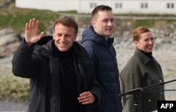 Президент Франції Емманюель Макрон під час візиту до Гренландії разом з її прем'єром Єнсом-Фредеріком Нілсеном і прем'єркою Данії Метте Фредеріксен. Гренландія, 15 червня 2025 року