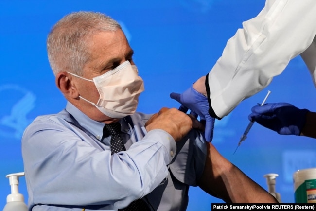 Dhjetor 2020: Anthony Fauci merr publikisht një vaksinë COVID-19