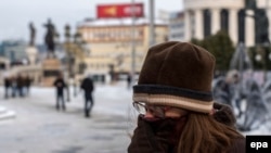 Një grua duke mbuluar fytyrën në temperatura shumë të ulëta, Shkup janar 2017  