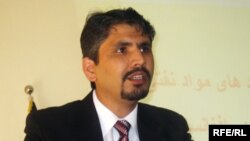 نورم او ستنډرد د ادارې تخنيكي مرستيال دكتور مجيب الرحمن خطير وايي له غېرې قانوني لارو هم بې کیفیته تیل واردېږي.