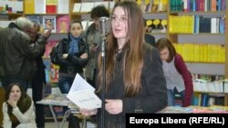 Victoria Margineanu la lansarea cărții ei de versuri