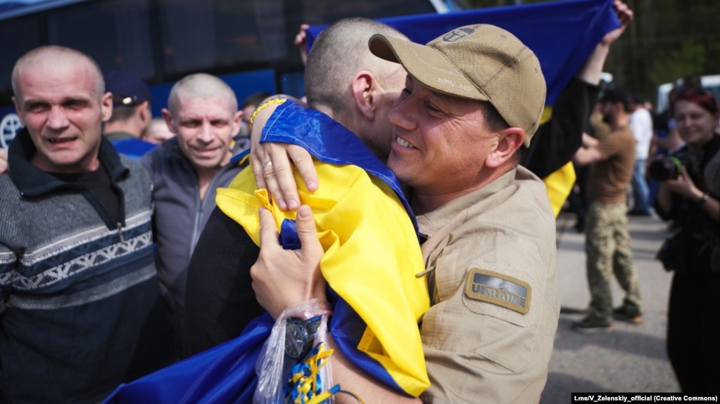 Một tù binh chiến tranh Ukraine được ôm sau khi được thả trong cuộc trao đổi tù binh với Nga, diễn ra tại biên giới Ukraine với Belarus vào ngày 23 tháng 5.