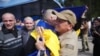 Un fost prizonier de război ucrainean este îmbrățișat la întoarcerea acasă, în urma schimbului cu Rusia început pe 23 mai 2025