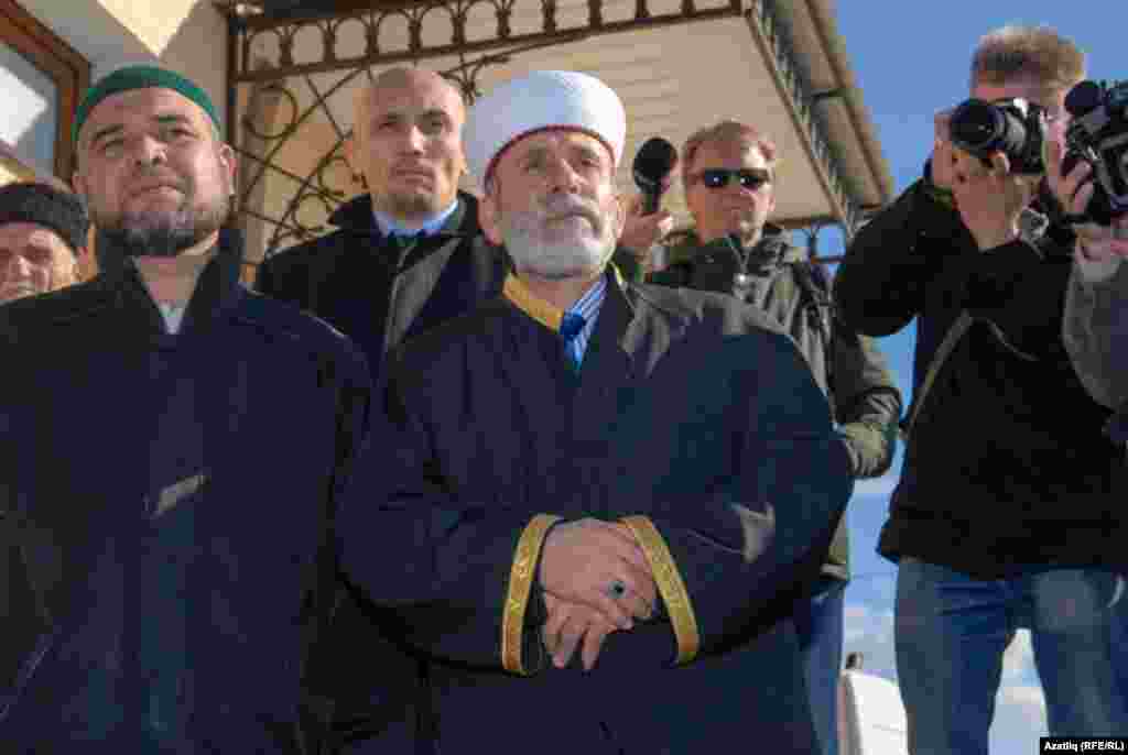 Crimea&#39;s chief mufti Amirali Ablayev (center) leading the memorial service