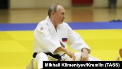 Владимир Путин дзюдочилар кийимида (архив сурати)