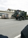 Kryeministri në detyrë i Kosovës, Albin Kurti, (djathtas) shikon dronët e rinj teksa mbërrijnë në Prishtinë nga Turqia. Fotografi e 8 tetorit 2025.