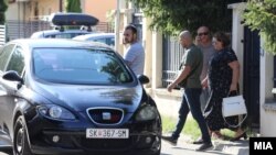 Архивска фотографија- Приведување на специјалната обвинителка Катица Јанева од нејзината куќа во скопската населба Козле. 