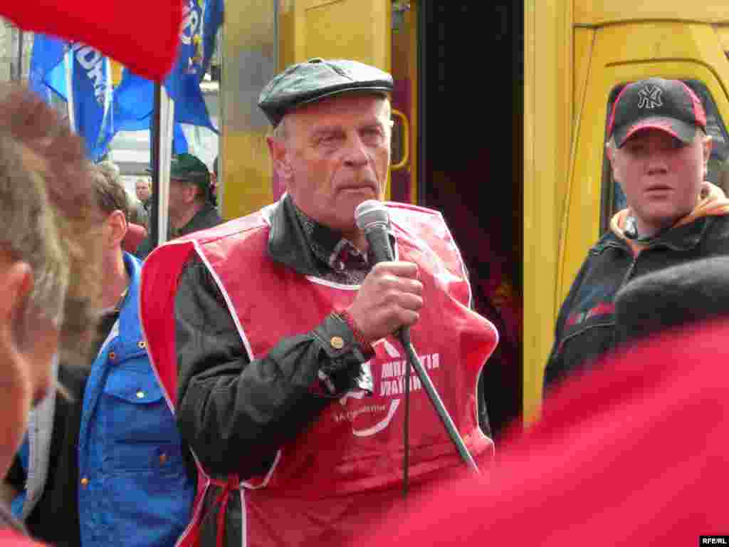 Protests near the Constitutional Court in Kyiv on April 19 (RFE/RL)