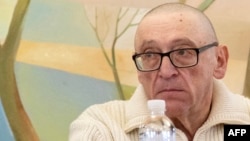 Аляксандар Фядута пасьля вызваленьня ў сьнежні 2025 году. Ілюстрацыйнае фота