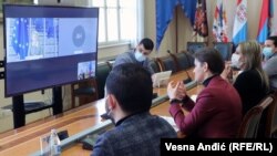 Ana Brnabić, premijerka Srbije, u svom kabinetu u Beogradu tokom online sastanka sa predsednicom Evropske komisije Ursulom von der Lejn. 4. decembar 2020.