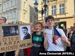 Саймон (справа) разом з товаришем під час акції «Руки геть від медіа» у Празі