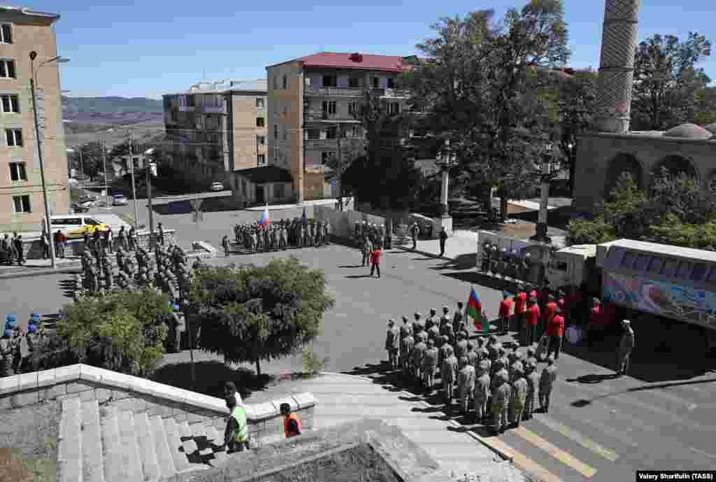 Militari azeri în orașul Șușa, cunoscut sub numele de Shushi în armeană, în timpul comemorării din 27 septembrie. Orașul istoric a fost recucerit de la etnici armeni de către forțele azere în noiembrie 2020, cu puțin timp înainte ca încetarea focului intermediată de Rusia să oprească operațiunile de luptă. &nbsp;