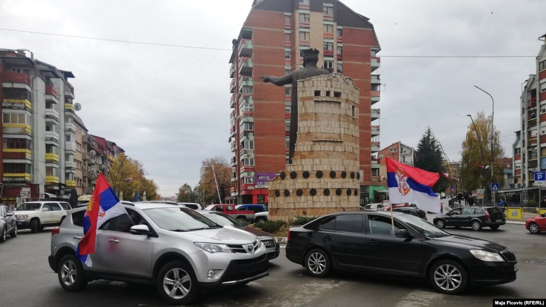 Mahanje zastavom Srbije na trgu u Severnoj Mitrovici