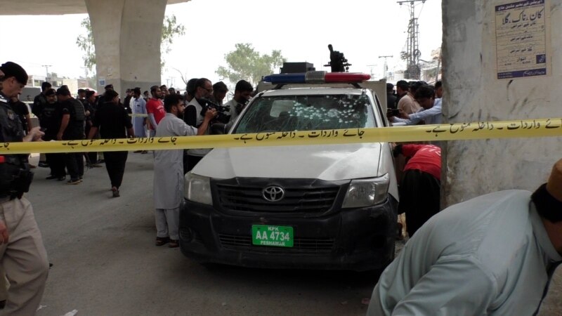 Еден полицаец убиен, двајца ранети во напад со граната во северозападен Пакистан