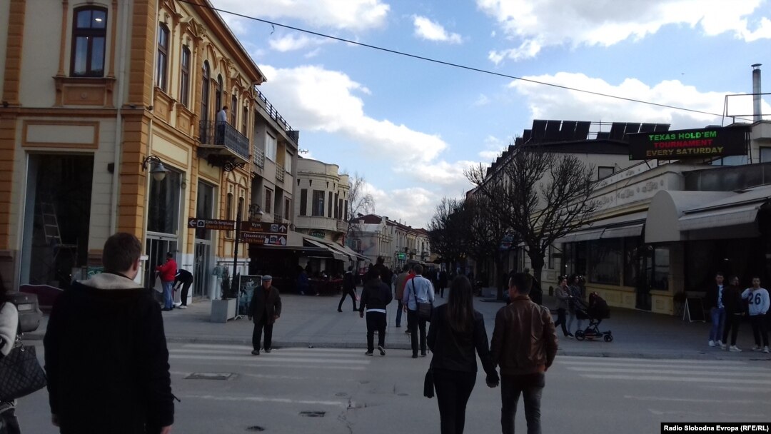 Широк сокак во Битола.