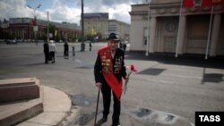 Ветеран Второй мировой войны идет в центре Москвы. 9 мая 2011 года. 