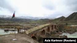 Наразі влада Азербайджану не коментувала повідомлення про захоплення вірменських військових