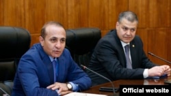 Armenia -- Prime Minister Hovik Abrahamian (L) meets with with businessmen, Yerevan, 18 April, 2014