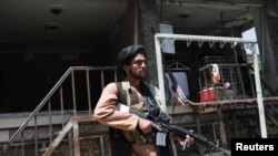 یک نیروی حکومت طالبان در داخل درمسال سیک ها در کابل پس از پایان حمله مهاجمان مسلح