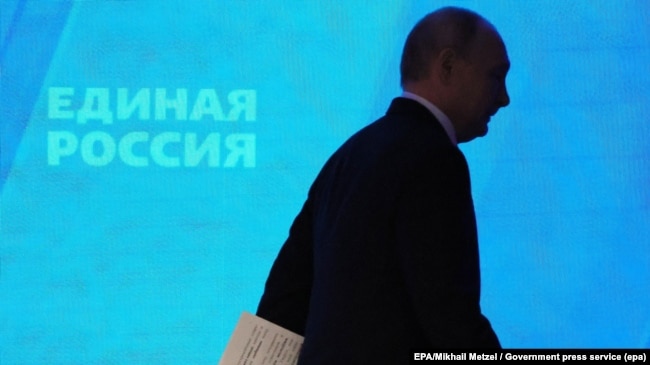 Володимир Путін іде після виступу на пленарному засіданні 23-го з'їзду партії «Єдина Росія» в «ЦСКА Арені» в Москві, Росія, 28 червня 2026 року Володимир Путін іде після виступу на пленарному засіданні 23-го з'їзду партії «Єдина Росія» в «ЦСКА Арені» в Москві, Росія, 28 червня 2026 року